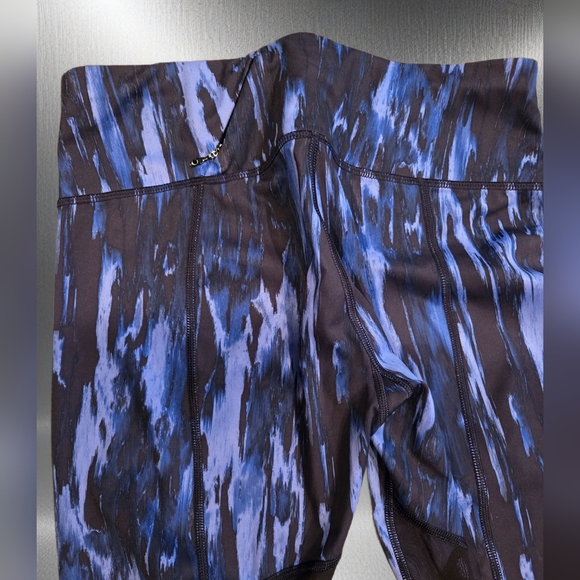 Lululemon Blue and Black Leggings with Dynamic Pattern Size 6 - Picture 5 of 8